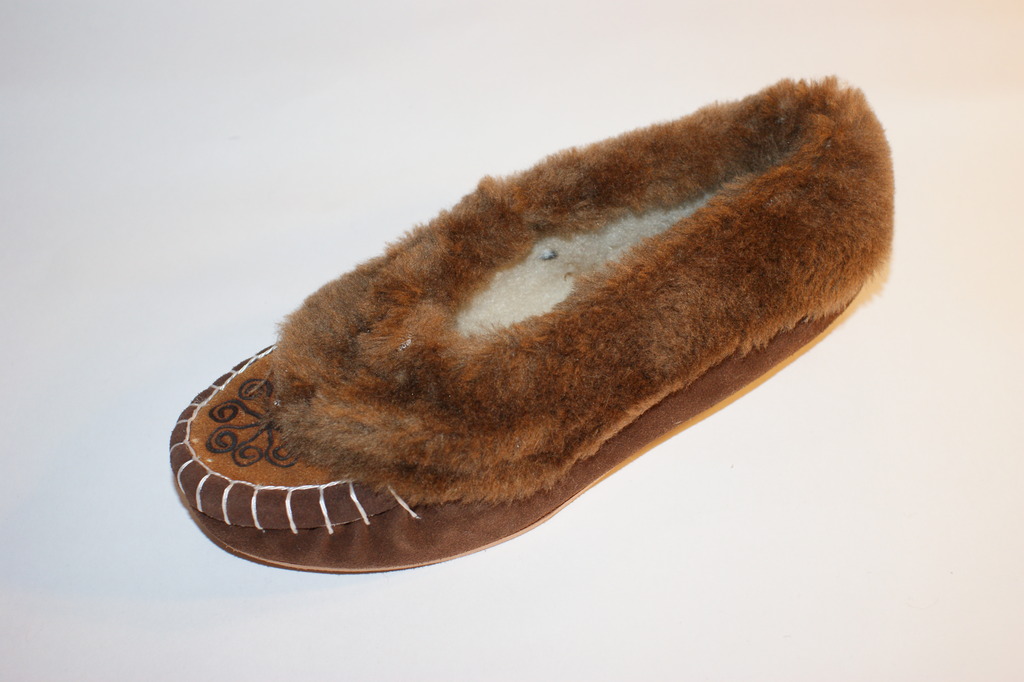 Какой вид традиционной меховой обуви. Тапочки домашние женские кожаные (арт. 710-5). Кожаные тапочки с мехом. Кожаные меховые тапочки. Тапочкикоженыемеховые.